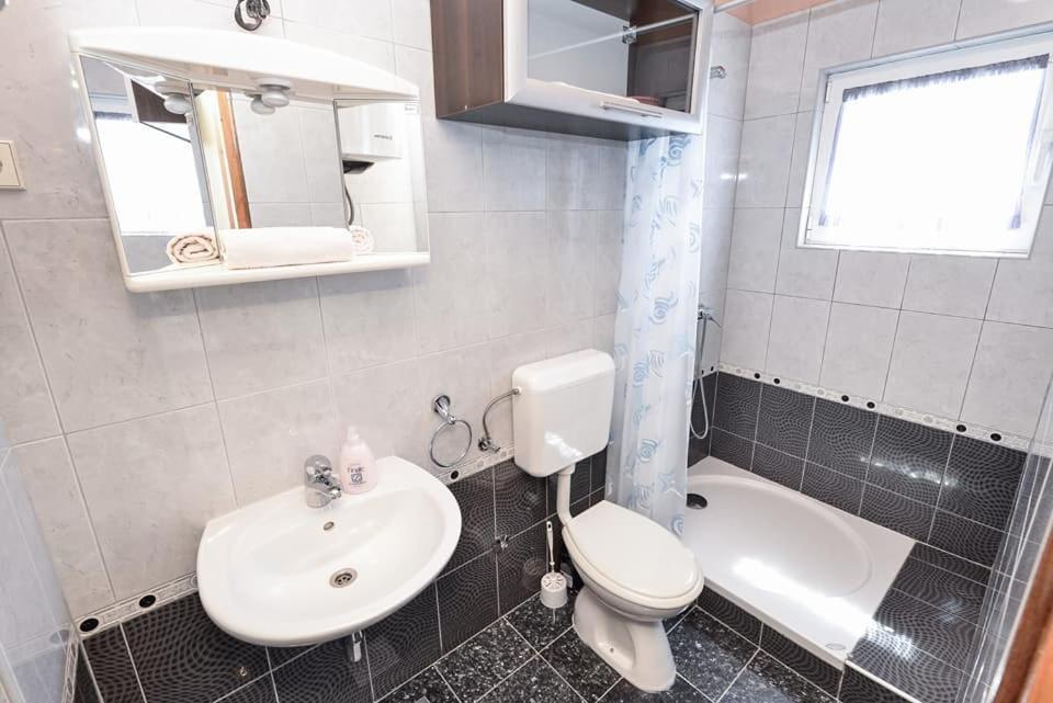 Sreca Apartment Near Beach With Bbq Bibinje Exterior foto